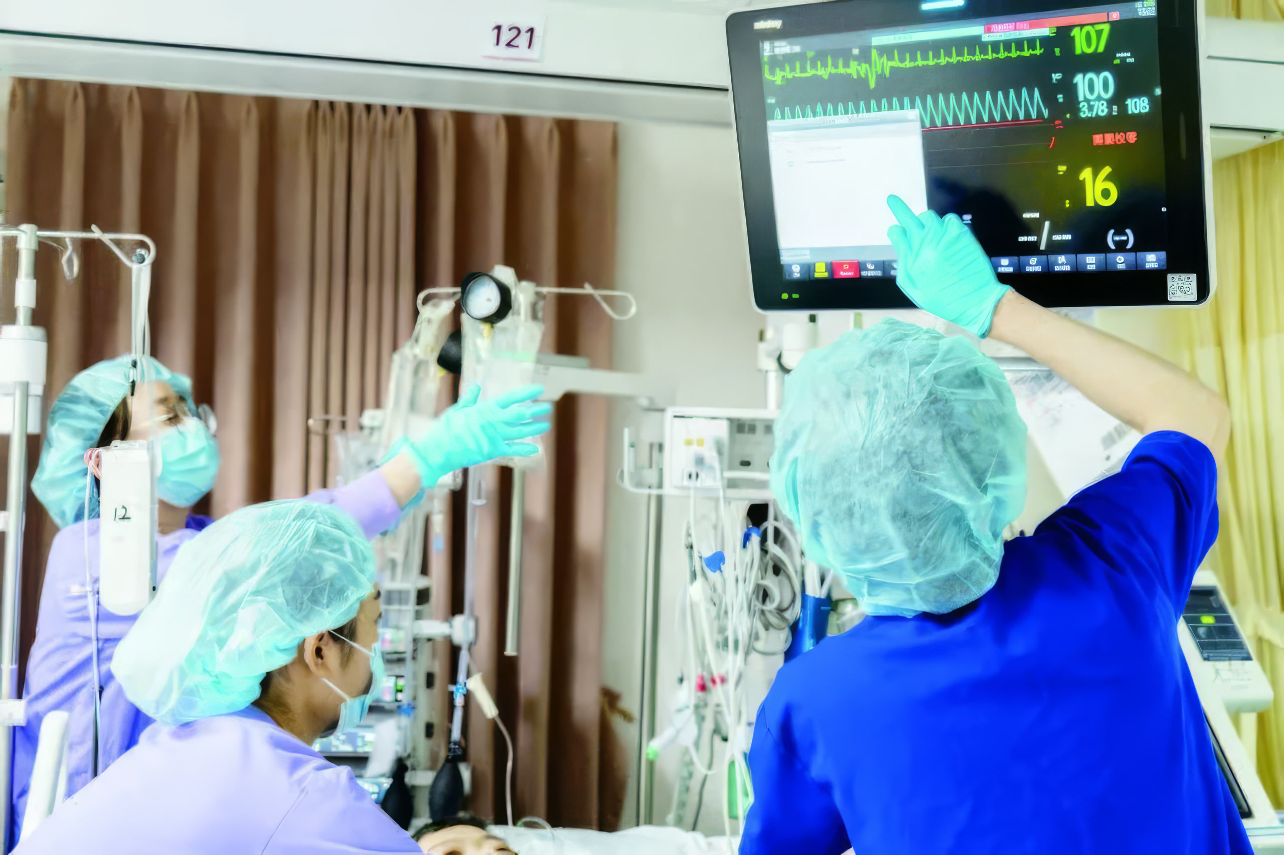 Renji Hospital clinicians working in an intensive care unit