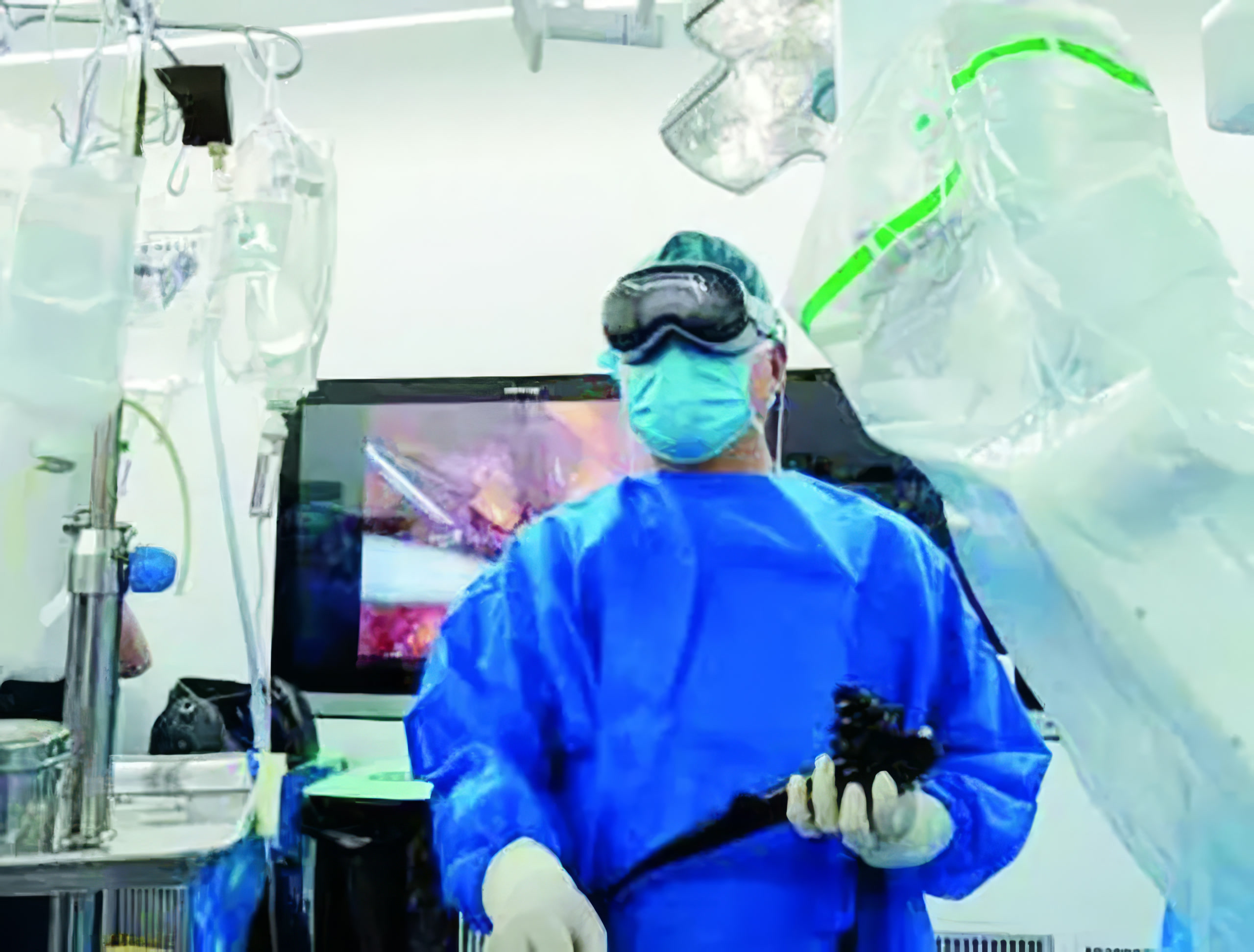 Renji Hospital clinician with a robotic surgical system