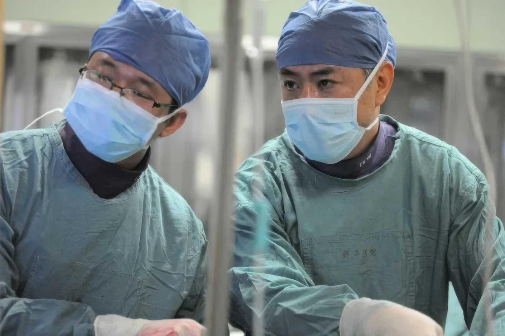 Xinhua Hospital surgeons during an operation